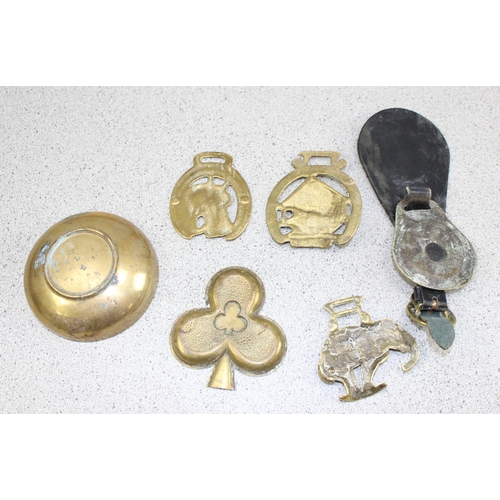 1832 - Small qty of assorted brass items to inc antique Elephant horse brass