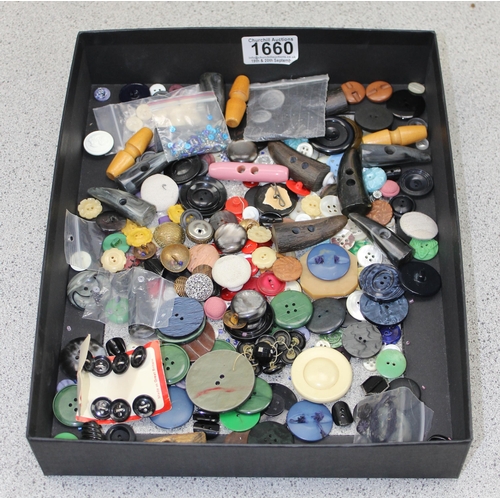 1660 - Qty of vintage buttons etc