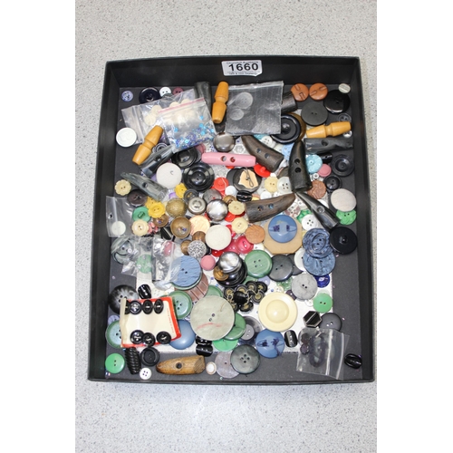 1660 - Qty of vintage buttons etc