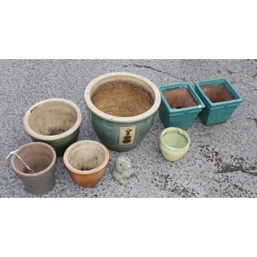 288 - Qty glazed garden pots and small concrete mole ornament