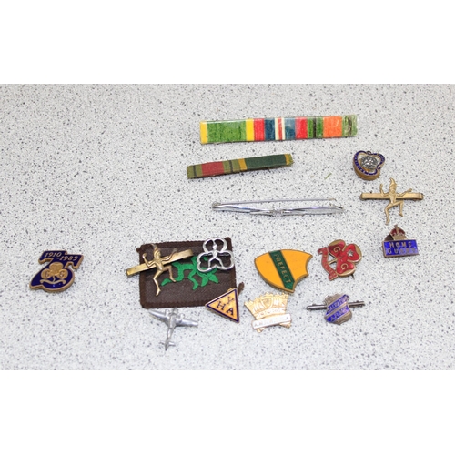 1005 - A qty of assorted military related items to inc a silver Salvation Army sweetheart badge, scout badg... 