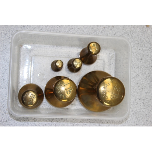 653 - A set of 6 Avery brass bell weights, 2lb to 1oz