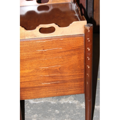 122 - Pair of mahogany Georgian style 2-over-2 bedside cabinets with removable tray tops