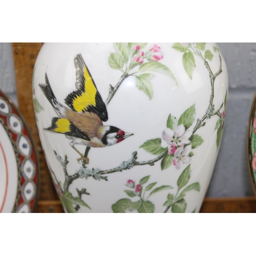 1802 - A Franklin porcelain 'The Woodland Bird Vase' with stand and 3 20th century pieces of Chinese porcel... 