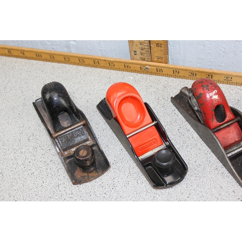 825 - 4 small wood planes to include Stanley & Guys 1617