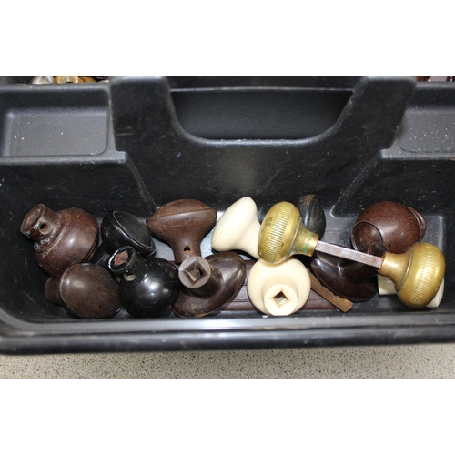 827 - Tool tray of Bakelite, ceramic & brass door furniture