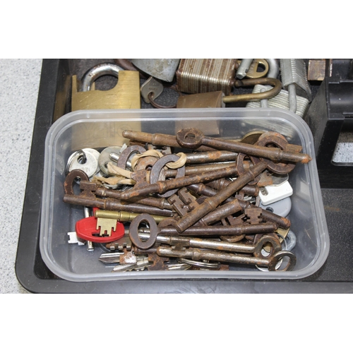 836 - Qty of vintage keys, locks and padlocks etc