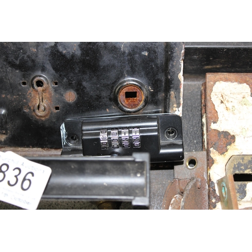 836 - Qty of vintage keys, locks and padlocks etc