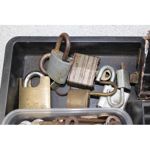 836 - Qty of vintage keys, locks and padlocks etc