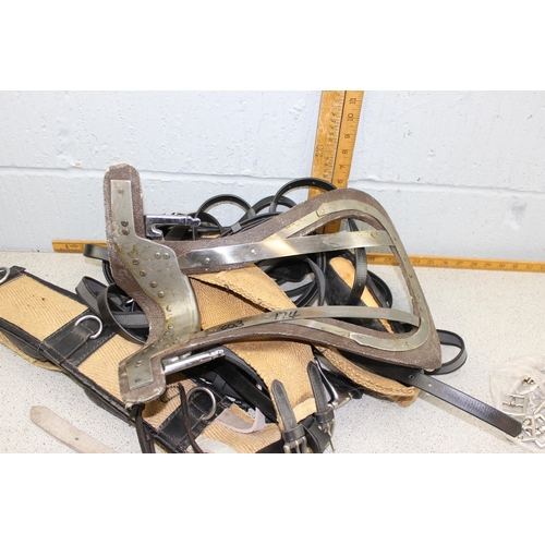 730 - Qty of horse saddle making items and horse related items