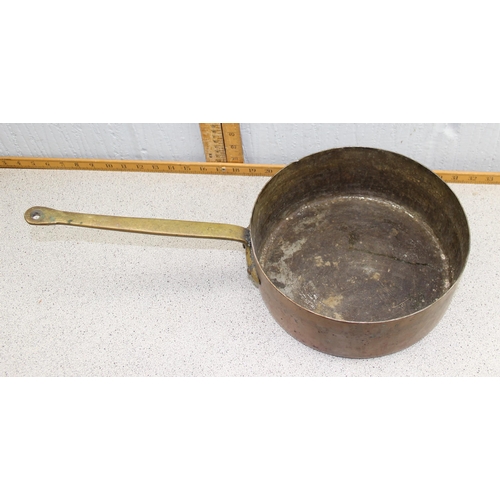 1860 - A large antique copper saucepan and lid