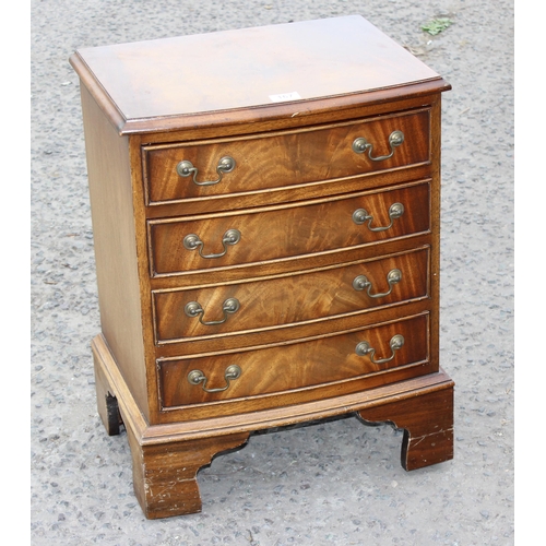 167 - A small Georgian style 4 drawer chest of drawers with drop handles