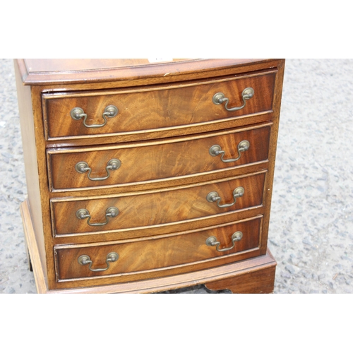 167 - A small Georgian style 4 drawer chest of drawers with drop handles