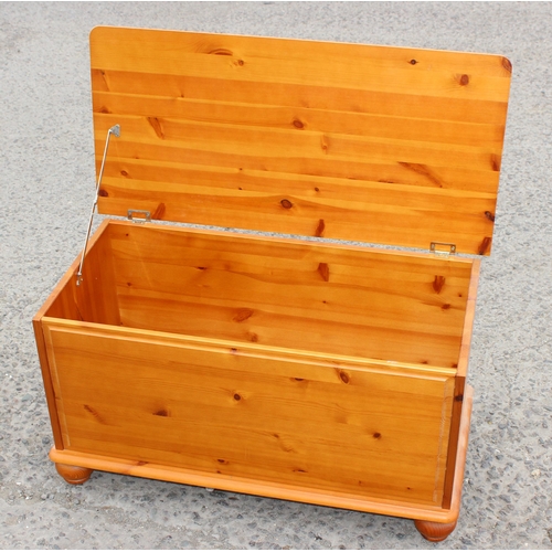 170 - Modern pine blanket box or ottoman