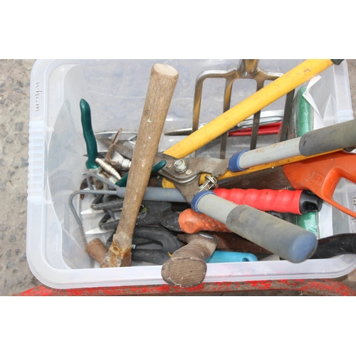 335 - Qty of assorted garden hand tools to inc a fork etc