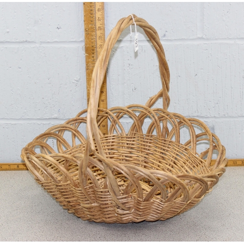 193 - A large vintage wicker basket or trug