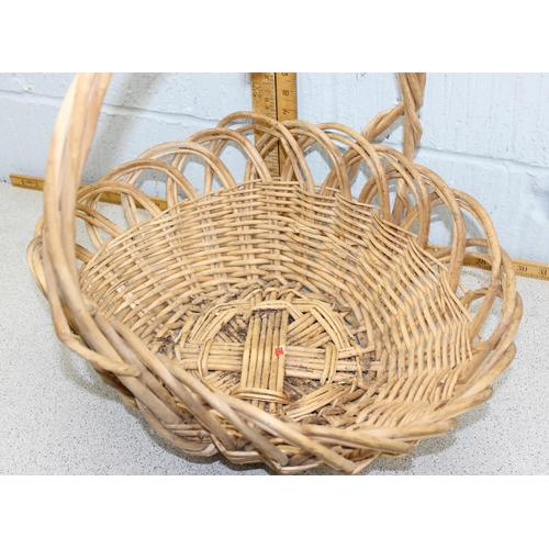 193 - A large vintage wicker basket or trug