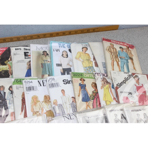 229e - A large qty of vintage sewing patterns, approx 40