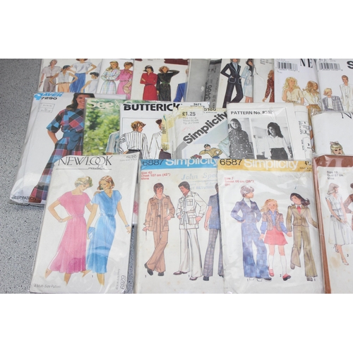 229e - A large qty of vintage sewing patterns, approx 40