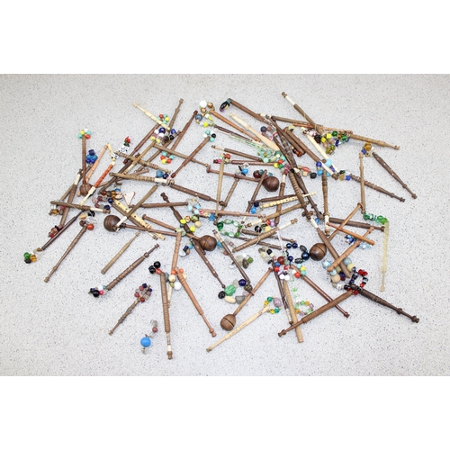 229f - A large qty of assorted vintage lace bobbins, mainly wooden examples