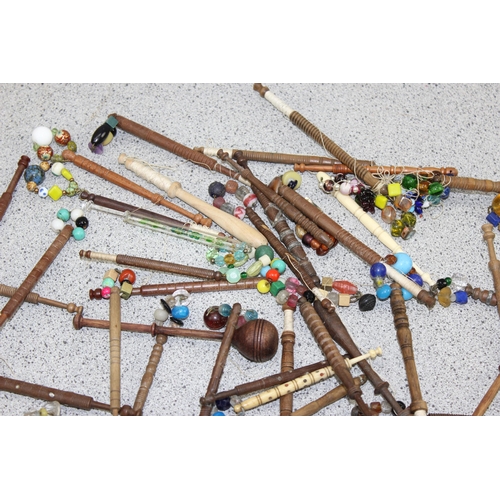 229f - A large qty of assorted vintage lace bobbins, mainly wooden examples