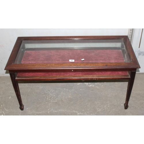 43 - An antique style mahogany bijouterie table with glass top and sides, standing on spade legs, approx ... 