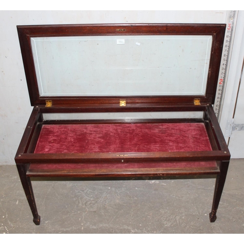 43 - An antique style mahogany bijouterie table with glass top and sides, standing on spade legs, approx ... 