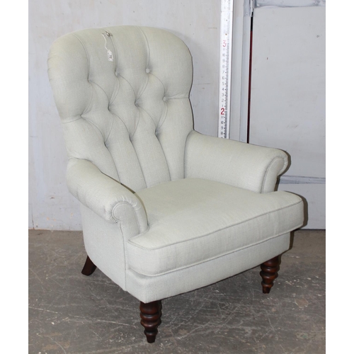 70 - A modern button back armchair with light grey upholstery