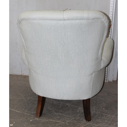 70 - A modern button back armchair with light grey upholstery