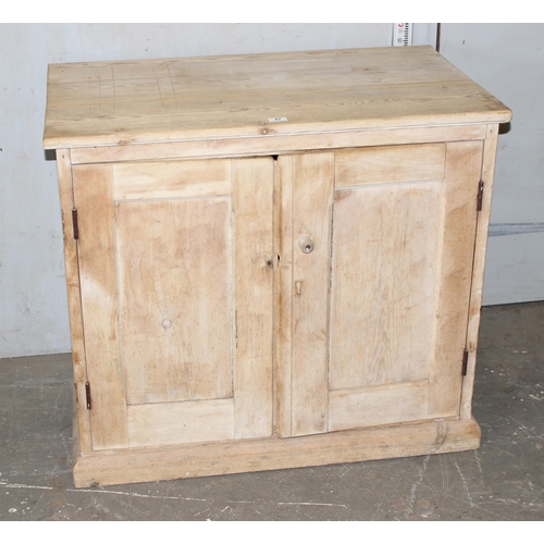 47 - A Victorian pine 2 door cupboard with shelves, approx 100cm wide