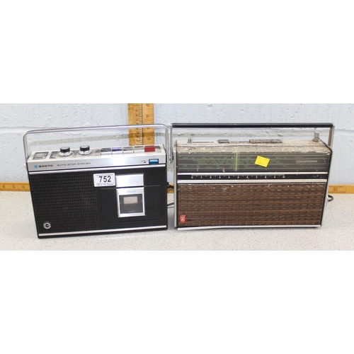 752A - 2 vintage radios