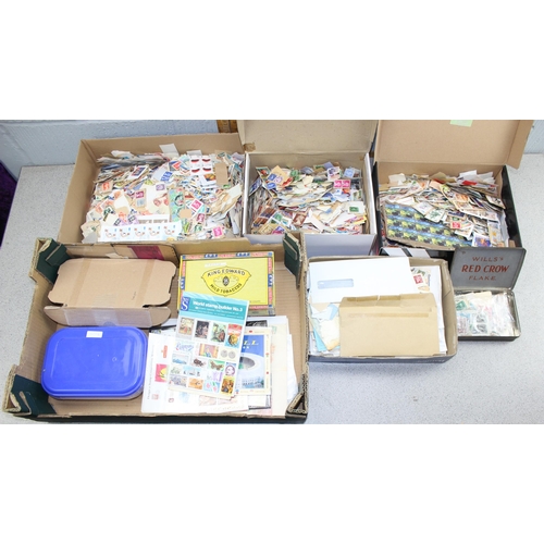 530 - Large quantity of mainly loose world stamps