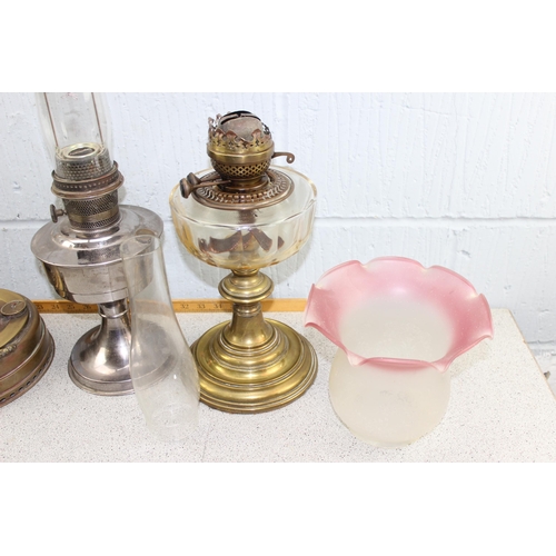 259 - 3 assorted oil lamps