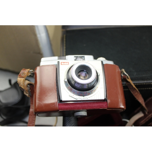 665 - A huge qty of assorted camera related items to inc a Minolta SR-1S, lots of other vintage cameras, p... 