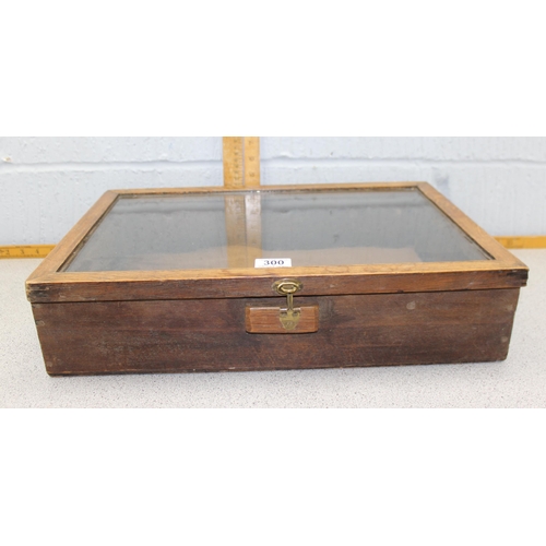 300 - Vintage glazed oak table top display cabinet, approx 50cm x 36cm, ideal for antiques fairs