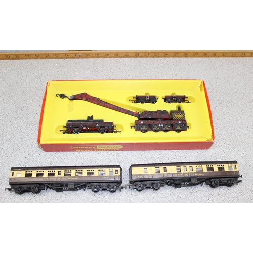 1627 - Hornby 75 ton breakdown crane in box & two Tri-ang Great Western coaches