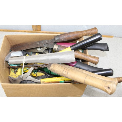 325 - Qty of garden hand tools etc etc