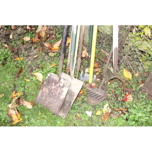 323 - Mixed lot of ten garden hand tools