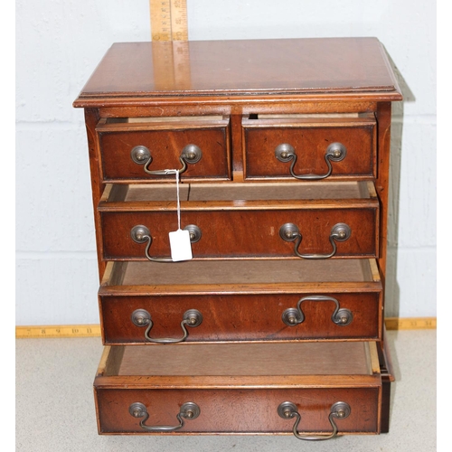 114 - A Georgian style small 2 over 3 chest of drawers with drop handles