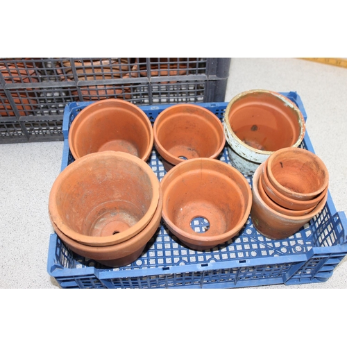 322 - Qty of vintage terracotta plant pots