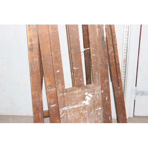 4 - A large vintage wooden floor standing artists' easel, likely early-mid 20th century, various paint m... 