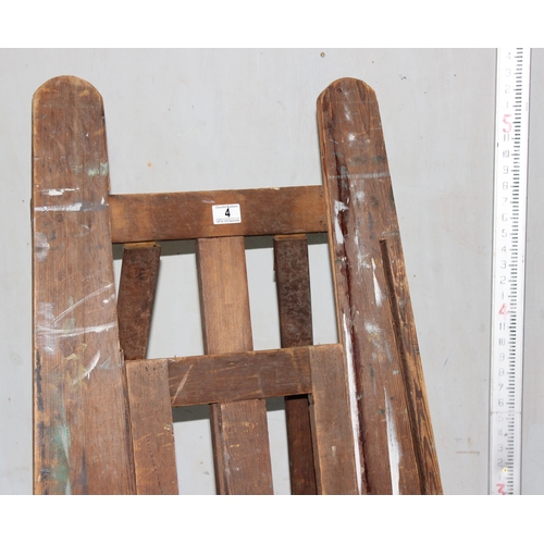 4 - A large vintage wooden floor standing artists' easel, likely early-mid 20th century, various paint m... 