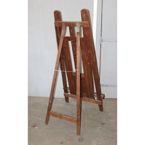 4 - A large vintage wooden floor standing artists' easel, likely early-mid 20th century, various paint m... 