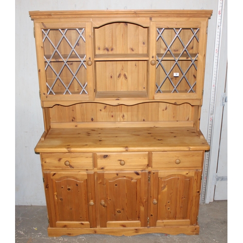 58 - Country farmhouse kitchen pine dresser with leaded glazed glass panels, approx 135cm wide