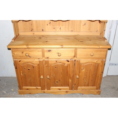 58 - Country farmhouse kitchen pine dresser with leaded glazed glass panels, approx 135cm wide