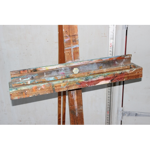 6 - A large vintage wooden floor standing artists' easel, likely early-mid 20th century, various paint m... 