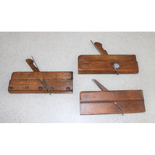 852 - 14 vintage wooden moulding planes