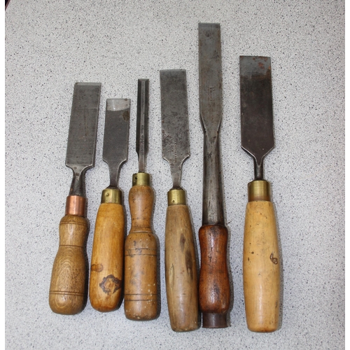 858 - Vintage wooden tool box full of wooden handled chisels, to include examples by Marples