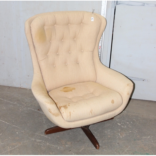 74 - A retro button back swivel chair, unmarked