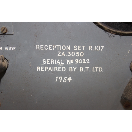 1424 - A ZA3050 R107 reception set, British military dated 1954, an unknown piece of mid 20th century radio... 